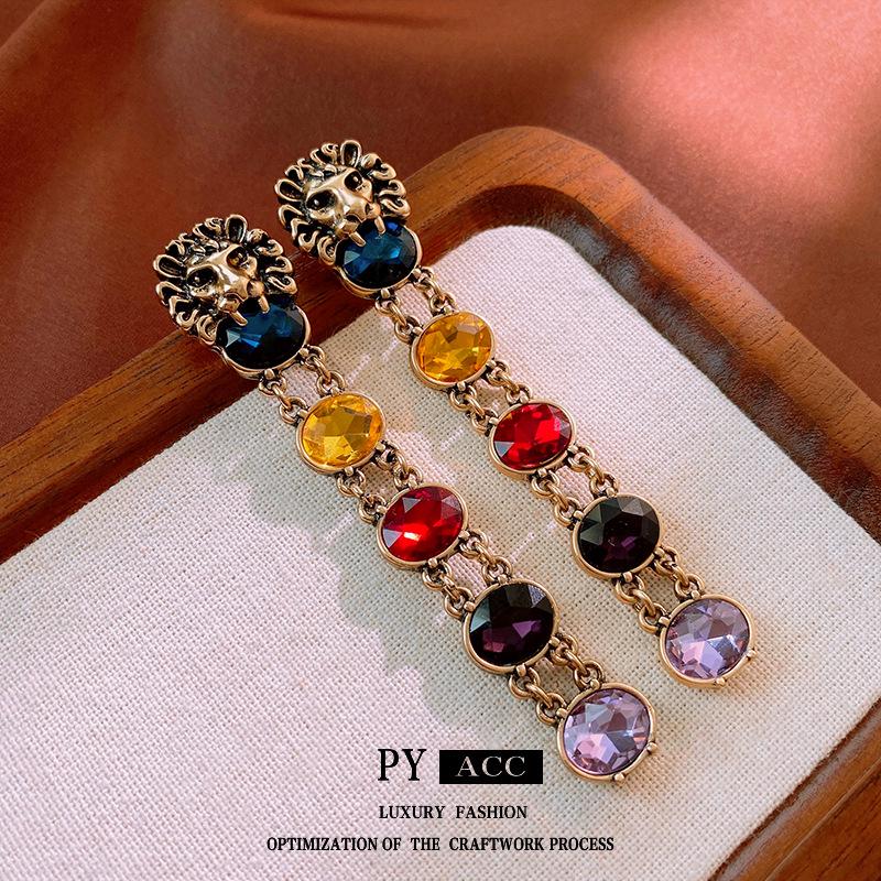 

Vintage Rhinestone Lion Head Tassel Stud Earrings - Retro Luxe Niche Design.