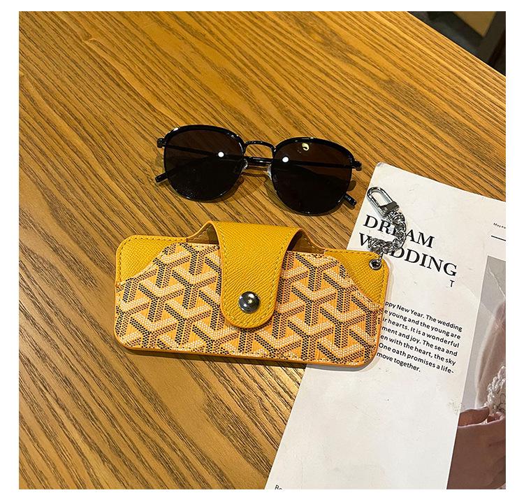 Universal Fashion Eyeglass Storage Pouch: Unisex Printed Sunglasses Case, Protective and Portable for Prescription Glasses.