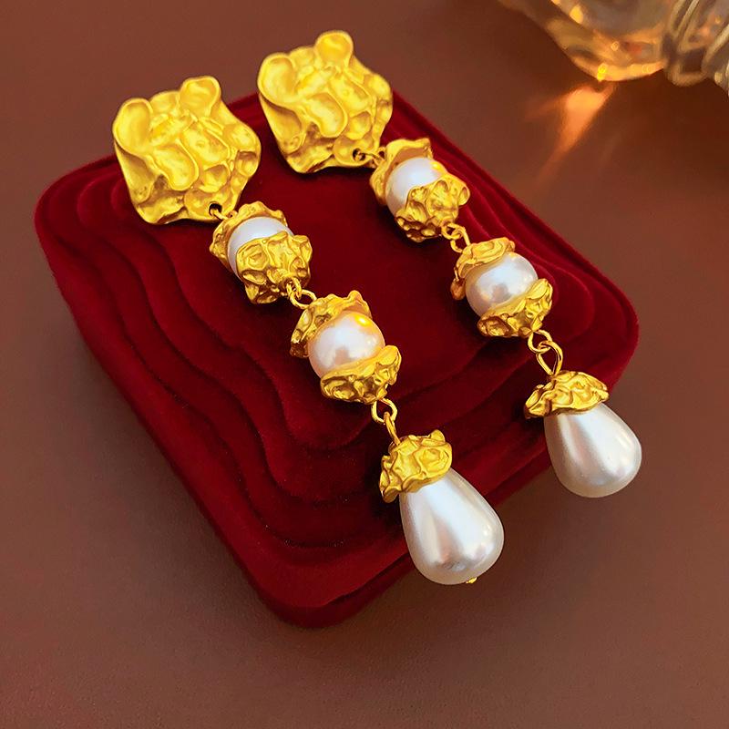Vintage Rhinestone Pearl Flower Stud Earrings - Elegant, Versatile, High-End Design.