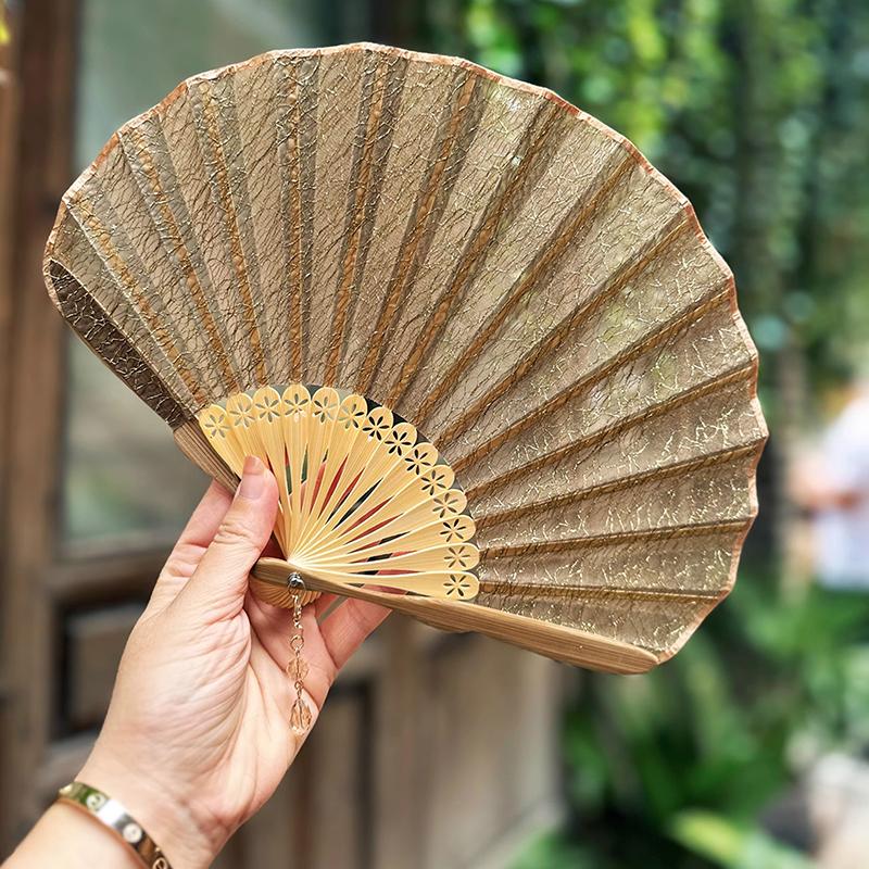 Bambus geschnitzter Fächerknochen Retro Muschelfächer Vintage Gold Silber Seidengarn Stoff Einfacher Faltfächer Hochzeits Tanz Handfächer Geschenk Dekor