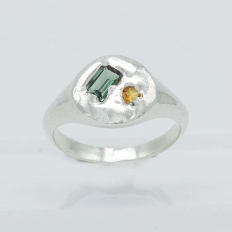 studio curve Round stone signet ring