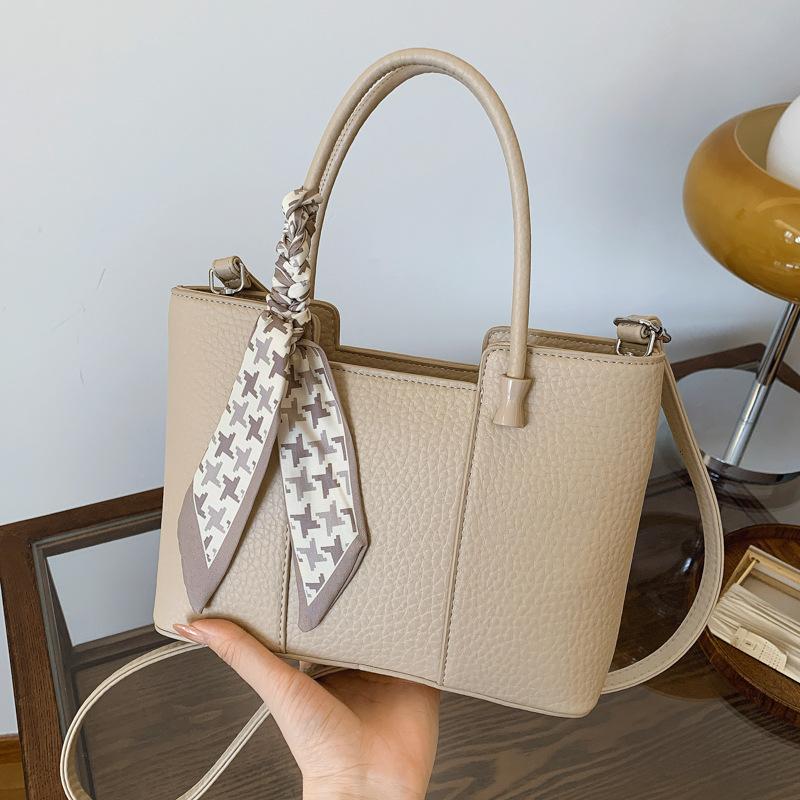 Portable commuter bag, women's 2025 new trendy Korean tote bag, premium foreign style messenger bag, shoulder bucket bag.