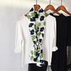 Women' printed scarf with magnetic fastening