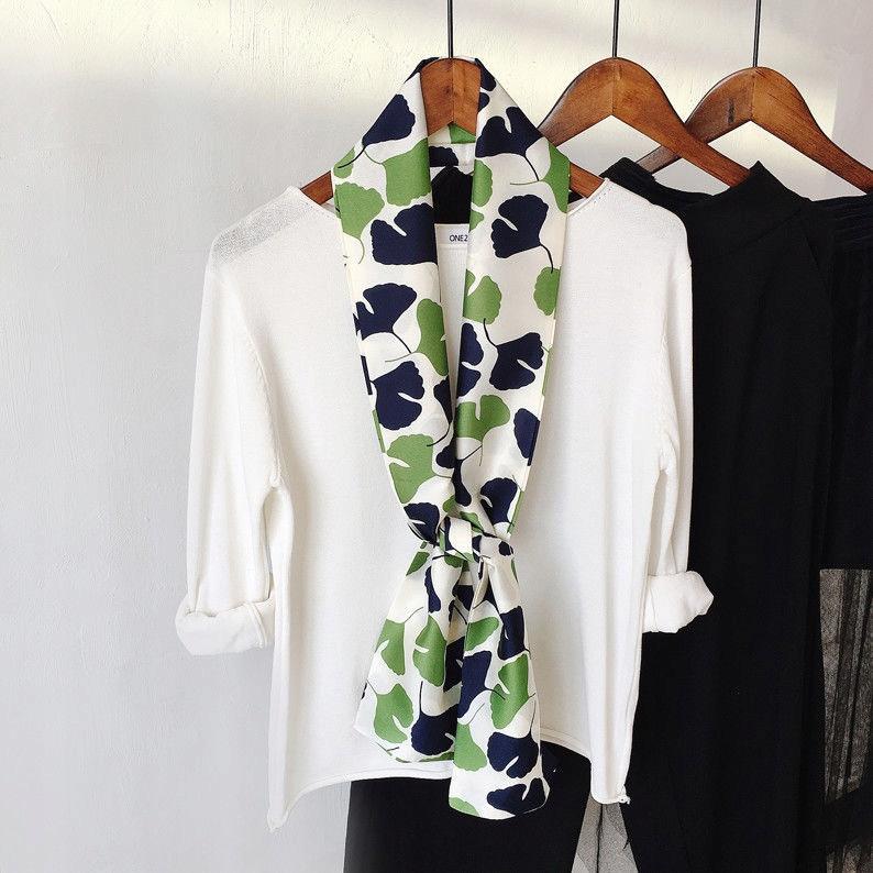 Women' printed scarf with magnetic fastening