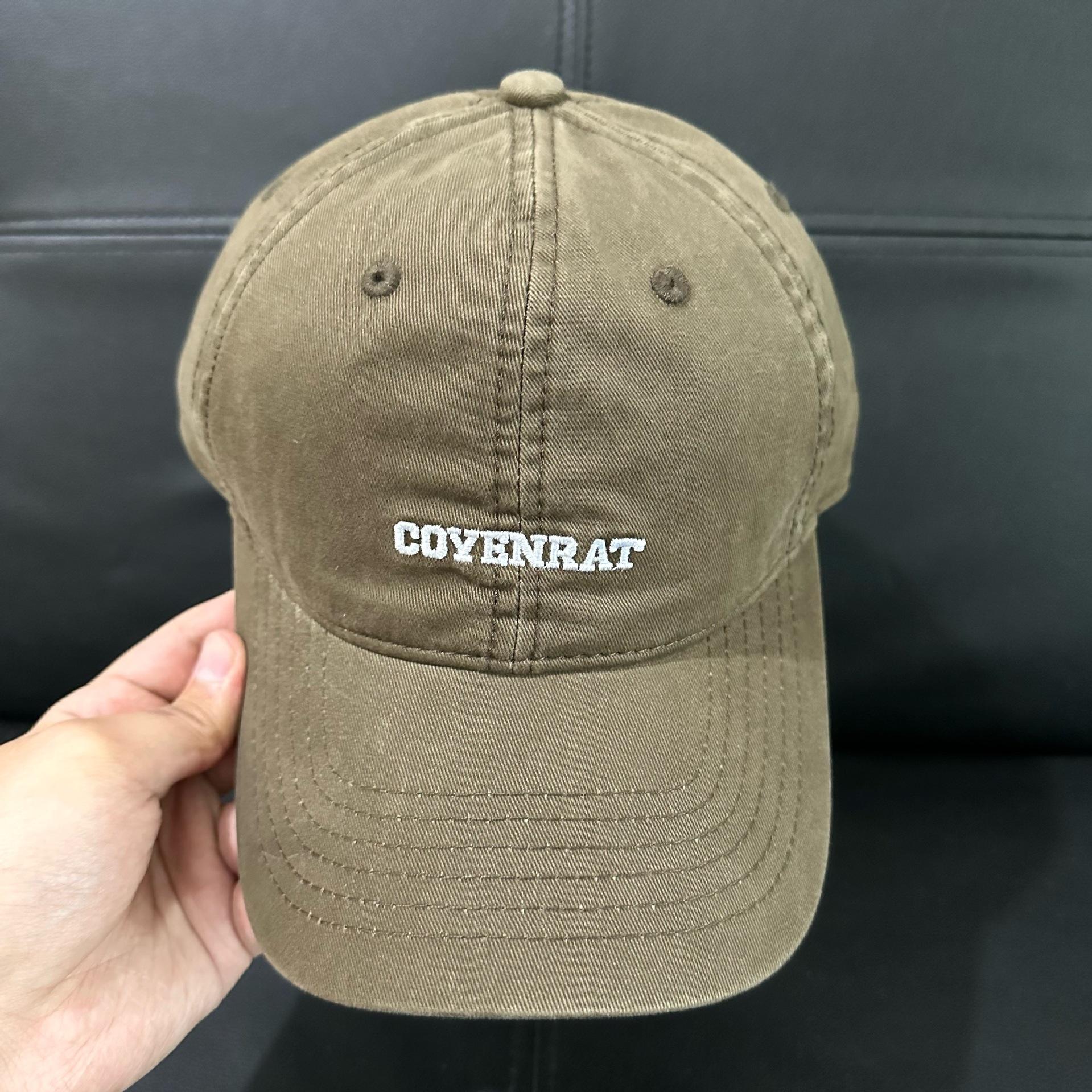 

Простая кепка из выстиранного хлопка с широкими полями и надписью. Увеличенная, чтобы казаться белее. Американский стиль, состаренная и универсальная. Adjustable