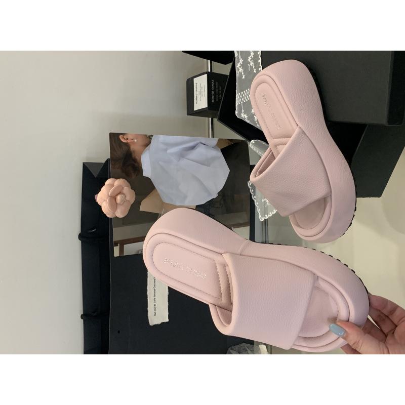 In the summer of 2025, the new thick-soled one-word cool slippers wear candy color with skirts to increase the height of beach shoes for women