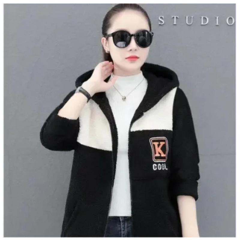 Damski sweter-płaszcz z haftem, blokami kolorów, z wełny jagnięcej - Średniej długości, podszyty polarem, sztuczne futro, luźny krój, Moda jesień/zima