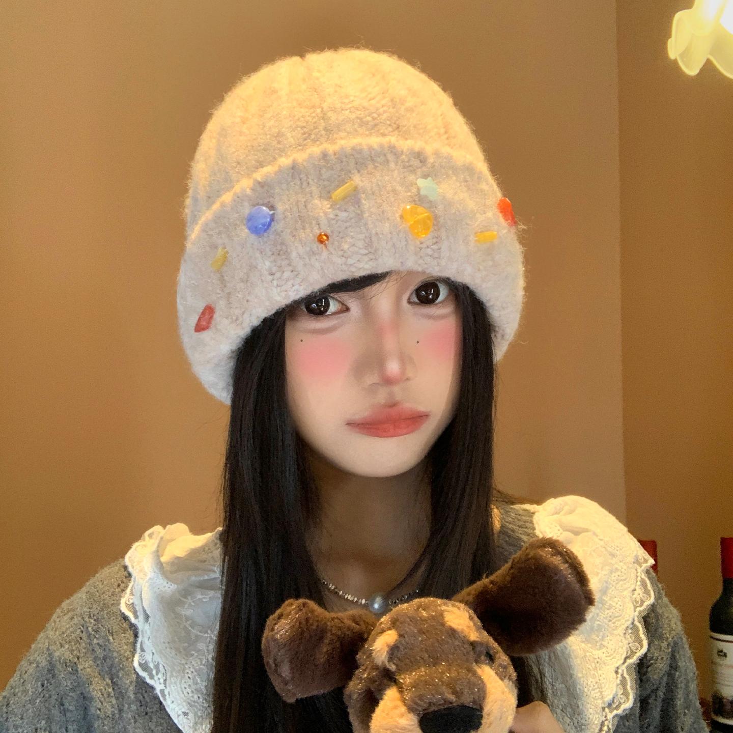 

Colorful Button Knitted Hat Women In Warm Ear Protection Face Enhancement Small Cute Plush Elastic 52-63cm can generally be worn бежевый