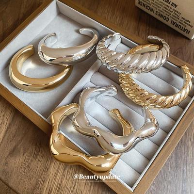 Europäischer und Amerikanischer Nischen-Unregelmäßiger Armreif: High-End Mode Design Armband für einen einzigartigen, stilvollen Look