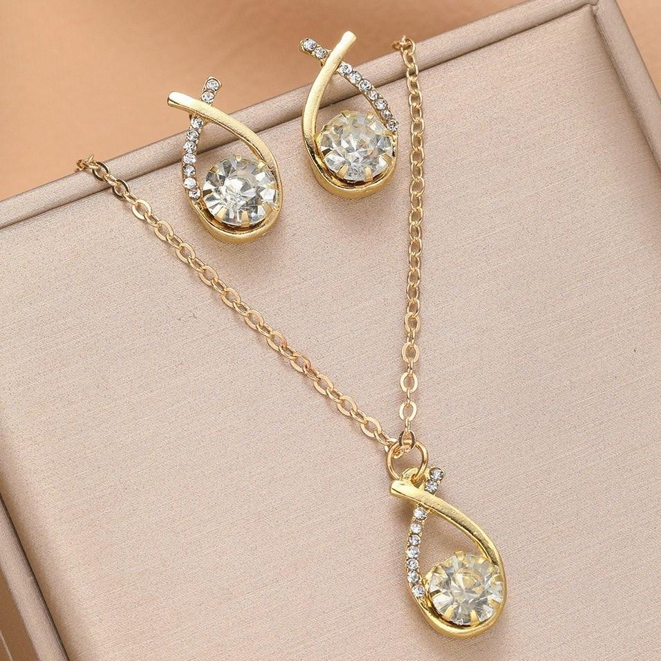 Niche design diamond-encrusted red cherry pendant earrings, fashionable and versatile, festive stud earrings, whitening earrings