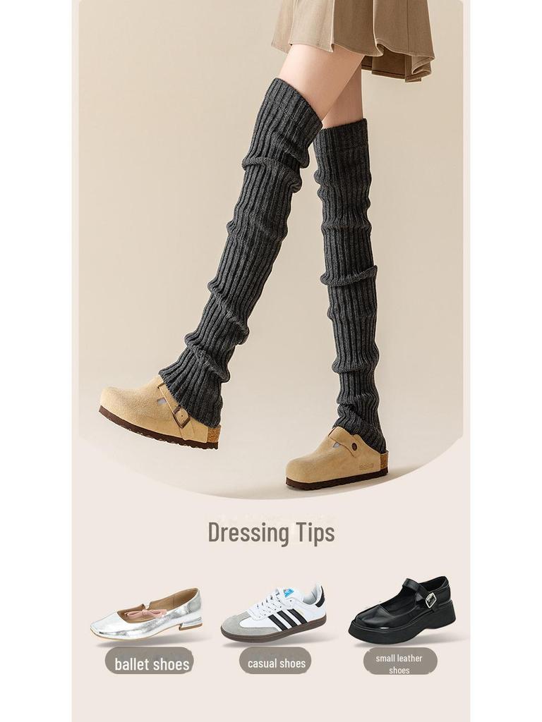 Damskie dzianinowe legginsy za kolano w szare paski, skarpetki na wiosnę i jesień