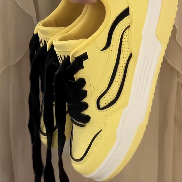 Korean version of niche versatile bread shoes 2025 new women's popular breathable skirt white shoes sports and leisure board shoes