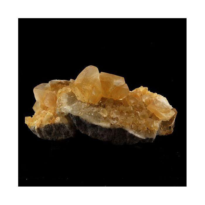 Pierres et Minéraux. Calcite. 614.0 ct. La Sambre Quarry, Landelies, Belgique.