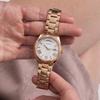 Guess Damenuhr - Roségold Stahlarmband Weißes Zifferblatt Tag-Datum GW0308L3