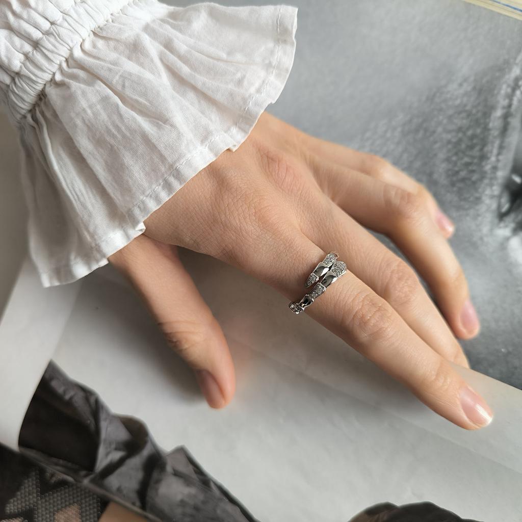 Серебряное кольцо с фианитами, вес изделия 3,41 гр (2207771)
