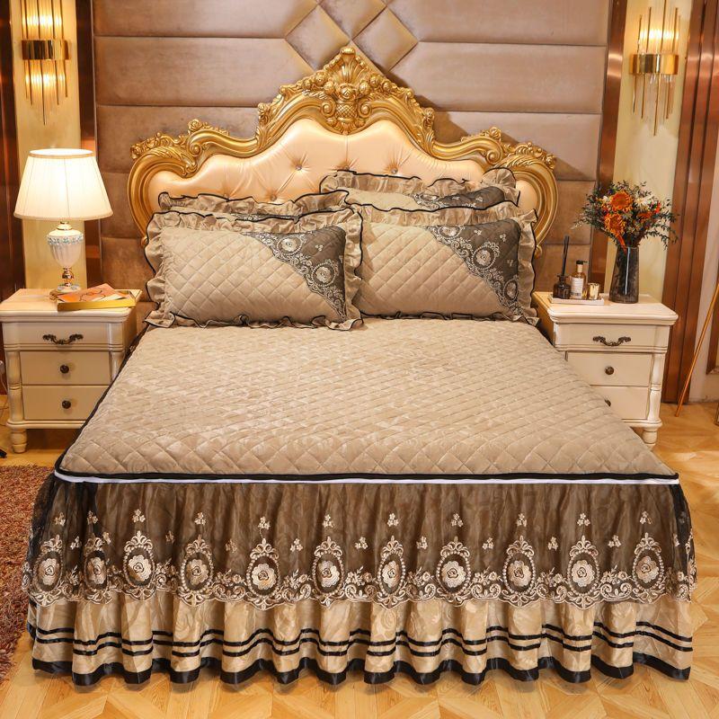 Luxuriöse Wintertagesdecke im Bettrock-Stil auf dem Bett, dicke gesteppte Tagesdecke aus Baumwolle, europäischer Stil, goldene Spitze, neuer Matratzenbezug