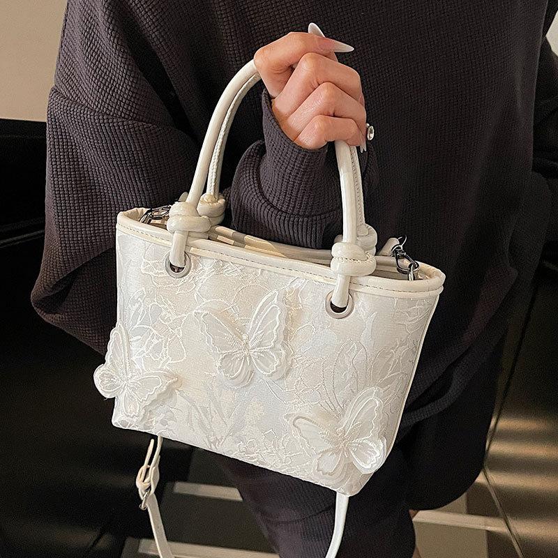 Popular Embroidery Three-dimensional Butterfly Portable Bucket Bag Fashion Temperament Literary Sense Messenger Bag Bag Woman