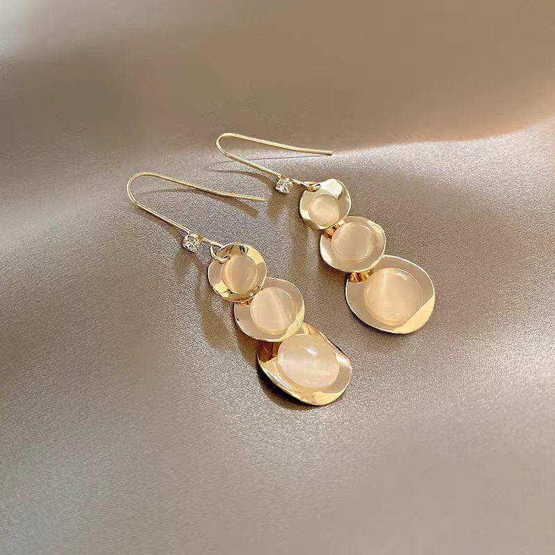 

New trendy temperament opal fashion versatile stud earrings high sense fringed earrings trendy light luxury earrings women золотой