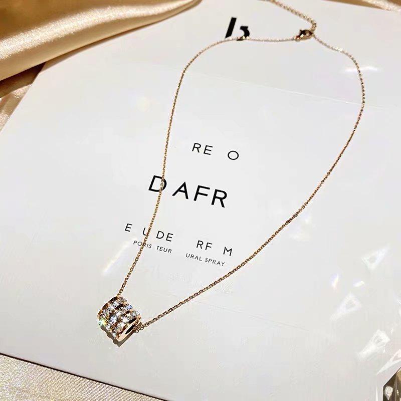 Elegant Small Waist Pendant Necklace for Women - Light Luxury Collarbone Chain with Trendy Design