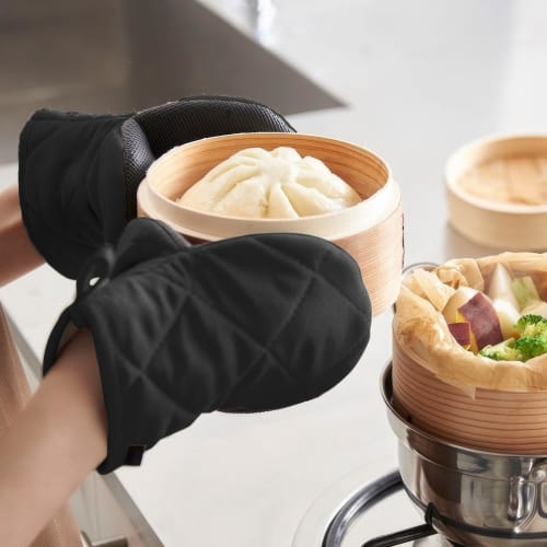 Kitchen gloves, pot holders, heat-resistant oven mitts, 2 heat-resistant mitts, 2 silicone trivets, 2 wall hooks