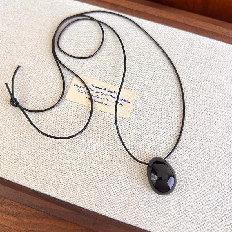 Stylish Women's Long Bean Wax Rope Necklace – Versatile Clavicle Chain Seen on Fashion Bloggers.