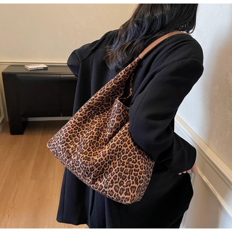 New Simple and Fashionable Autumn and Winter Personalized Design Leopard Print Large Capacity Shoulder Underarm Tote Bag
