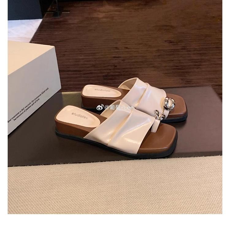 Été 2025 Sandales à talons compensés à bout pointu à bride métallique française pliée large pour femmes été pantoufles une pédale à semelle épaisse