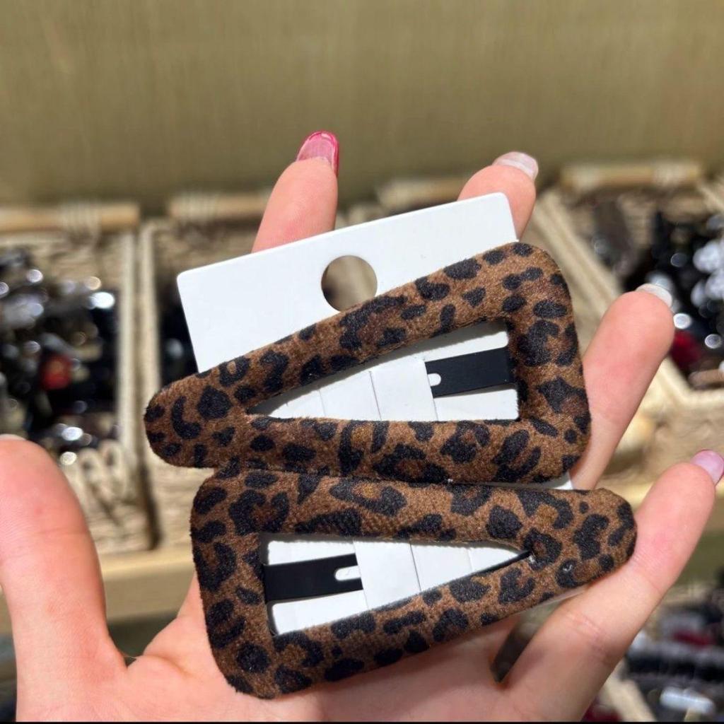 Leopard Print Fashionable BB Hair Clips: Pair of Stylish Japanese-Korean Adult Bangs Clips - Simple & Cute.