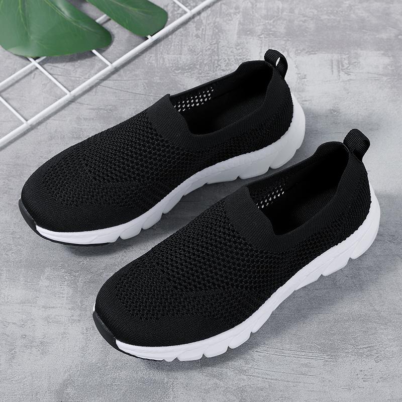 A new slip-on casual shoes mesh cloth breathable fashion soft sole outdoor sports students light running shoes