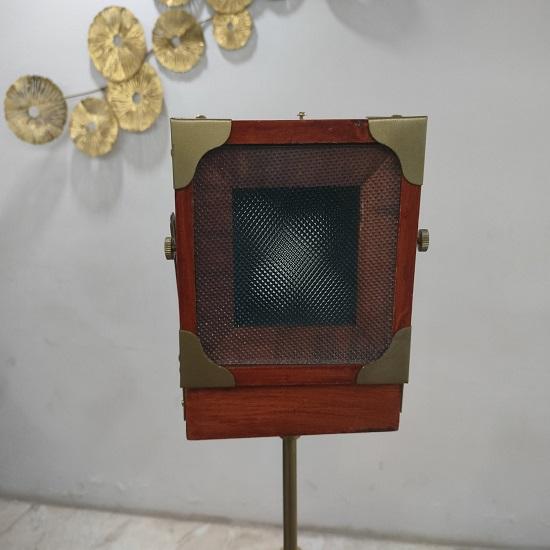 

Камера на коричневом штативе Декоративный акцентный предмет для дома и офиса