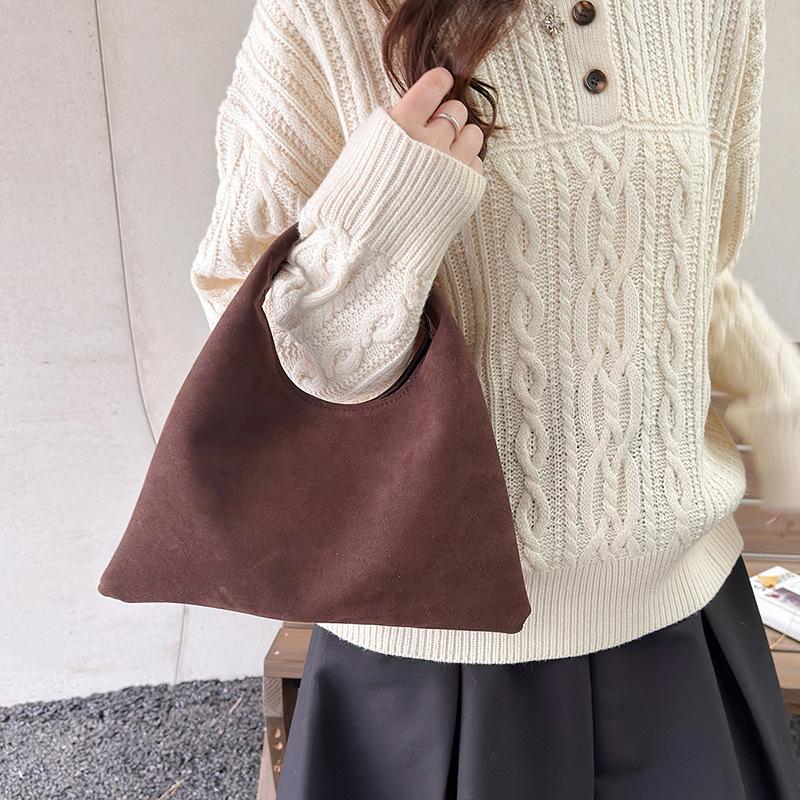 This Handbag Exudes A Sense of Sophistication and Simplicity. It's A Versatile Commuting Bag That Can Be Carried Out with Ease