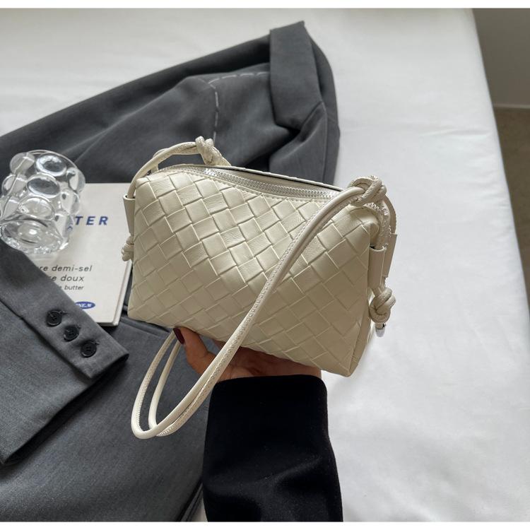 Summer Niche Portable Woven Bag Women's 2025 New Fashion Versatile Messenger Bag Single Shoulder Underarm Bag Pillow Bag