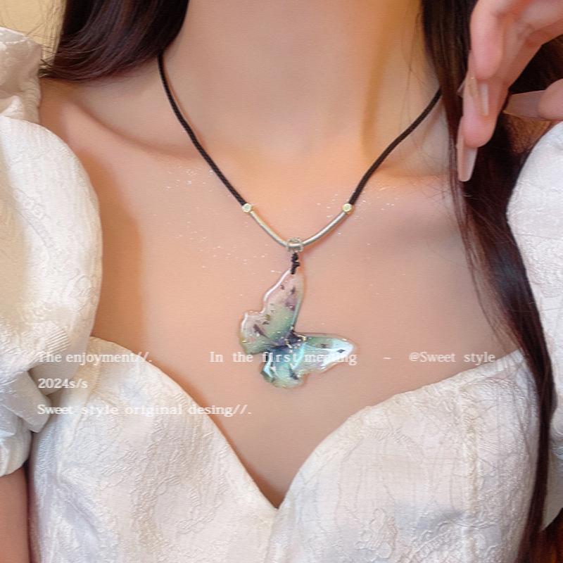 Zen-Inspired Chinese Beaded Necklace with Peace Lock & Butterfly Design – Elegant Clavicle Chain for Women.