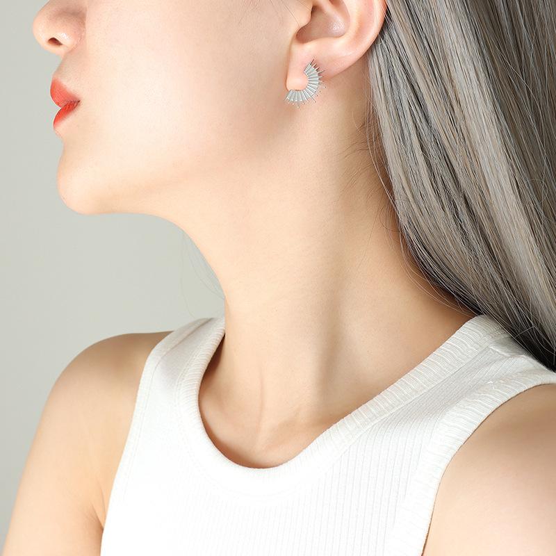 Retro C-Shaped Gold-Plated Titanium Steel Thorn Stud Earrings for Women