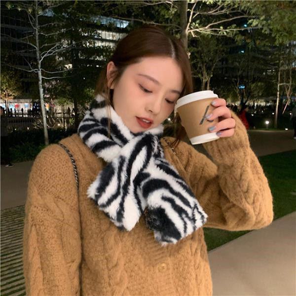 Elegant randig halsduk i fuskkaninpäls: Mjuk, Hudvänlig, Köldtålig och Varm för Kvinnor