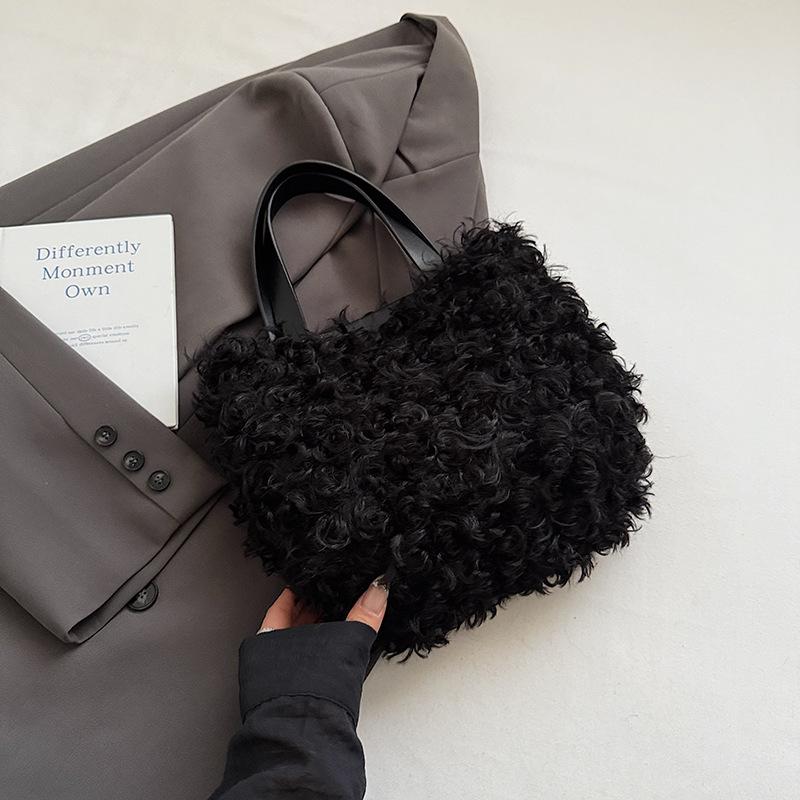 

Модная плюшевая сумка-ведро 2025 осень новая в иностранном стиле нишевая повседневная однотонная простая сумка чёрный