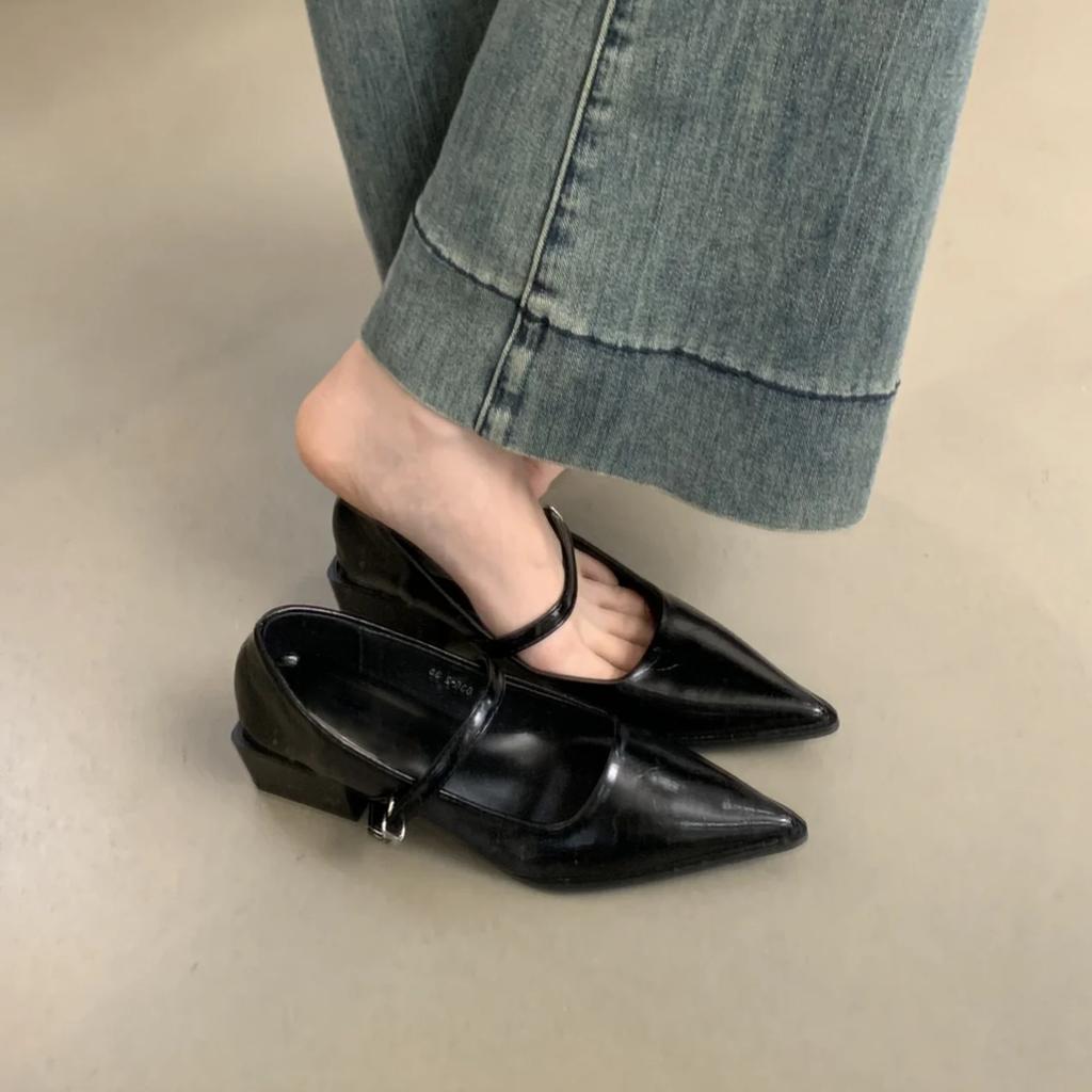 Versión de piel de oveja ~ Zapatos sencillos puntiagudos de temperamento de cuero para mujer 2025 nueva primavera y otoño hebilla de una palabra boca baja Mary Jane cuero pequeño