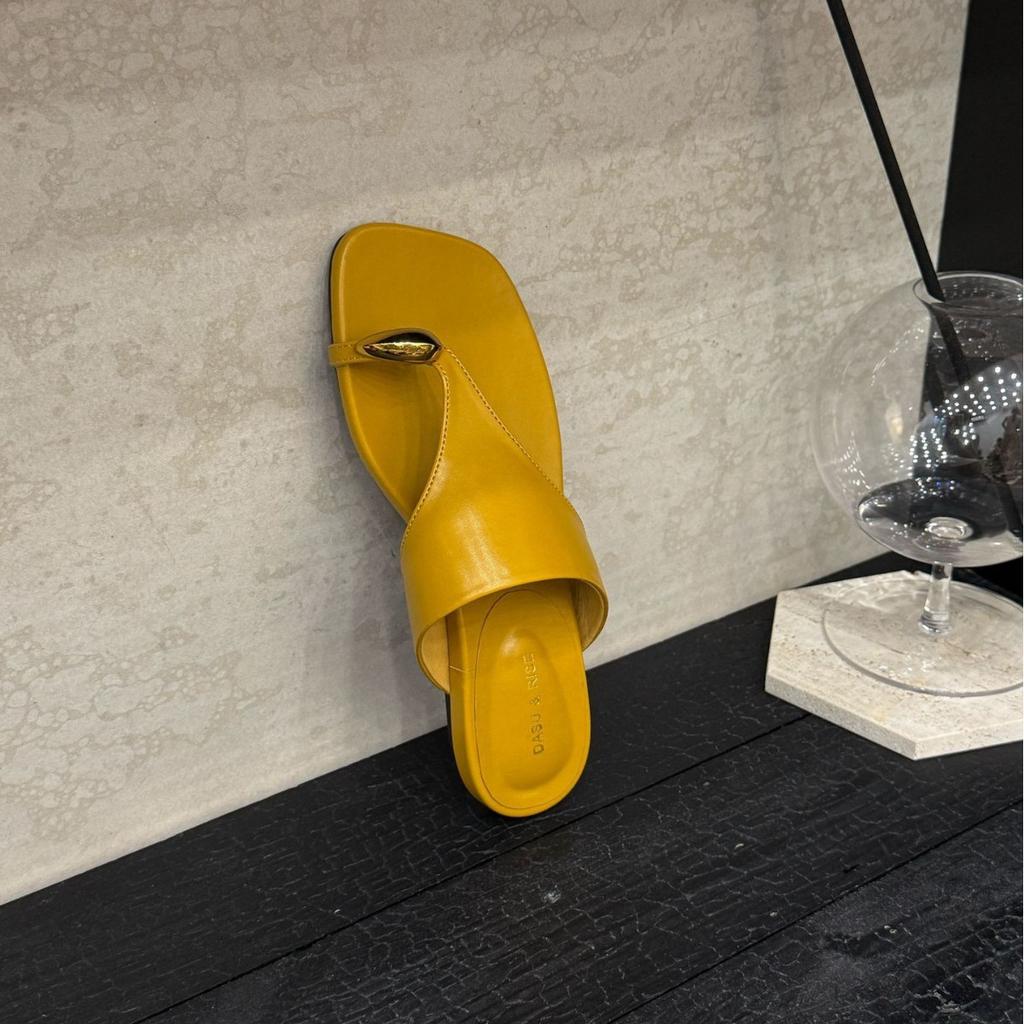 Sommer neue Metallring Zehenschlaufe T-Band niedriger Absatz Nische Oberbekleidung coole Slipper