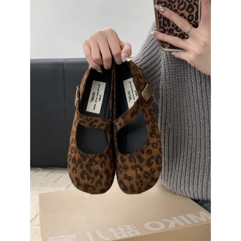 

Туфли Мэри Джейн в стиле ретро с леопардовым принтом, женские новые замшевые, нишевый дизайн, красивые туфли с неглубоким вырезом и плоской подошвой 40