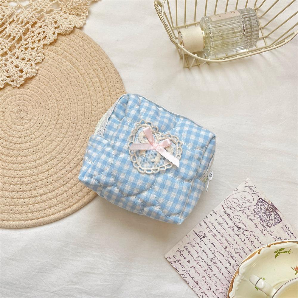 1pc New Checkered Quilted Makeup Bag Small Portable Cosmetic Bag with Lace Heart Bow Makeup Pouch Gift синий