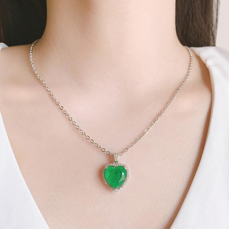 Jewelry Colored Treasure Collarbone Chain Simulation Emerald Heart Shape 12 * 12 Retro Pendant Necklace