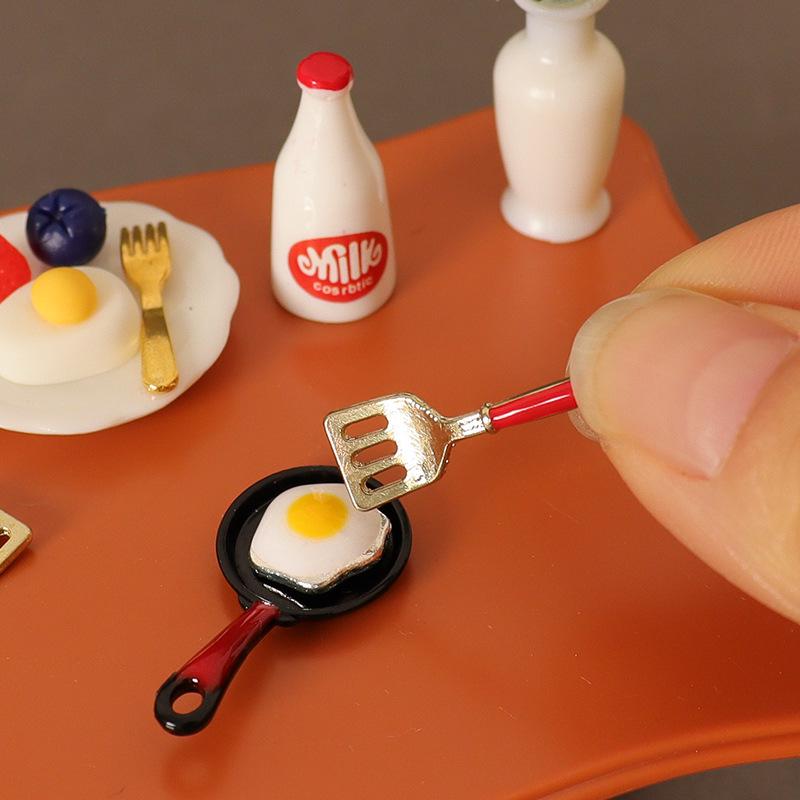 Miniature Dollhouse Fried Egg Pan & Spatula Set for Tiny Kitchen Szene Decor (OB11).