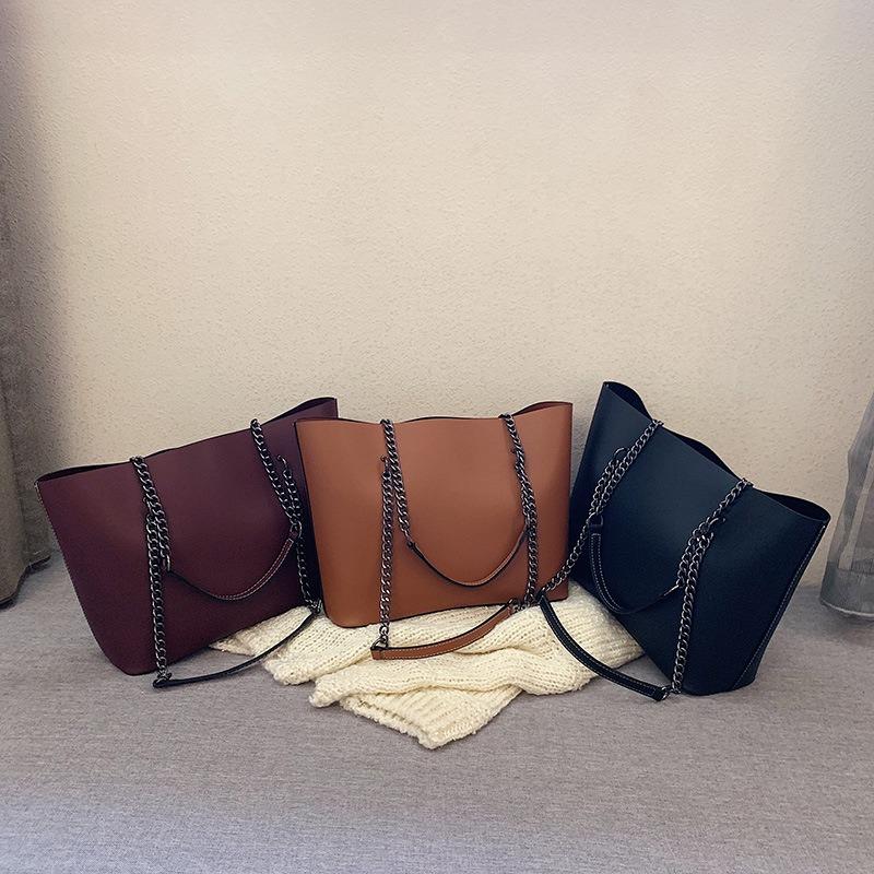 New large-capacity retro tote bag, high-end simple chain, portable shoulder bag.