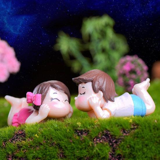 2 stk Cute Lovers Boy Girl liggende foran Miniatyrhage Bonsai dukkehus dekor