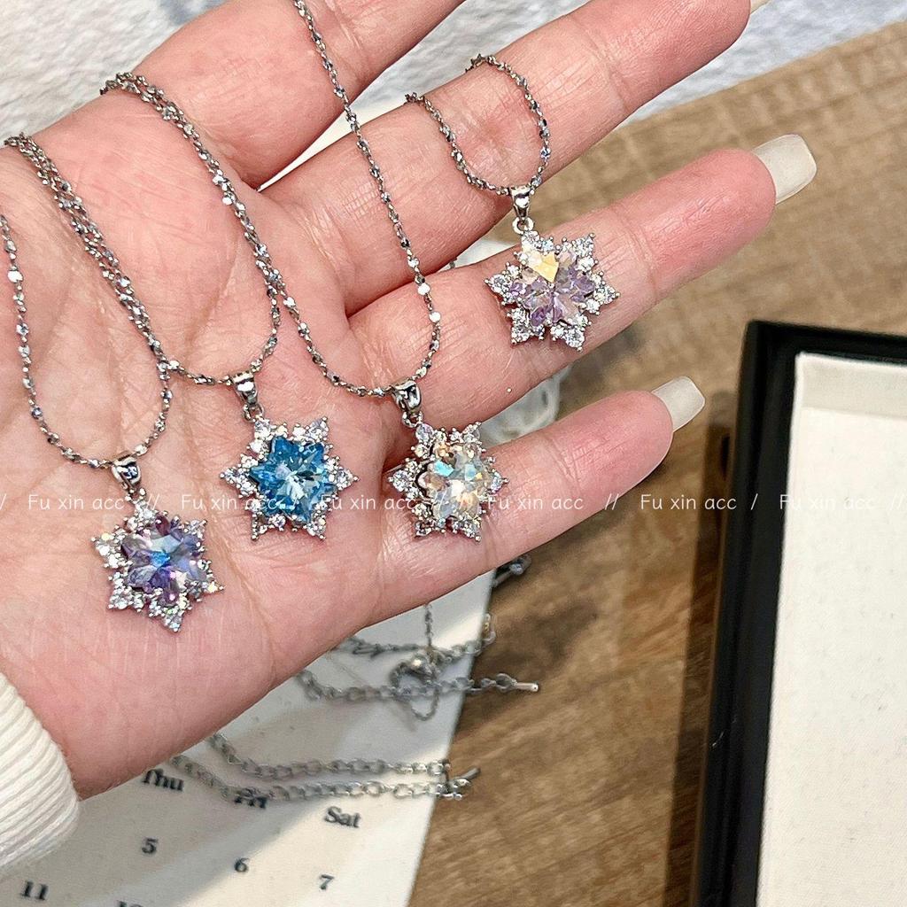 Four-Color Snowflake Necklace: Light Luxury Crystal Pendant, Unique Clavicle Chain for Girls, High-End Versatile Design.