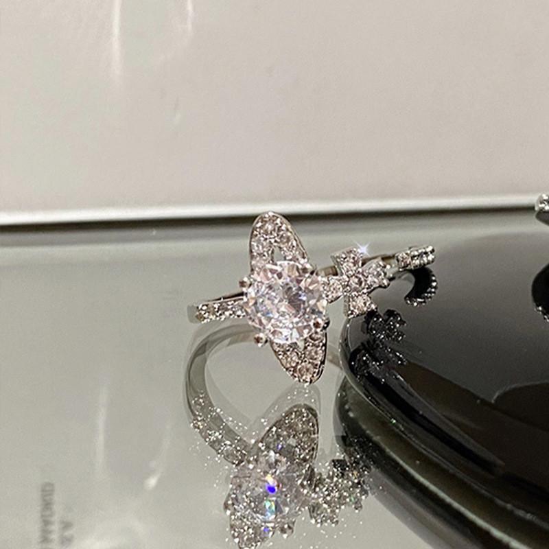 

Ослепительное кольцо планеты Сатурн с полной бриллиантовой инкрустацией. Идеально для модных женщин.