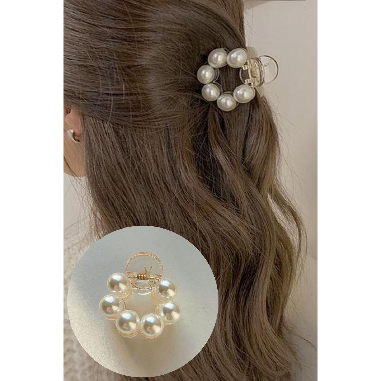 

Women s Round Pearly Pearl Latch Buckle