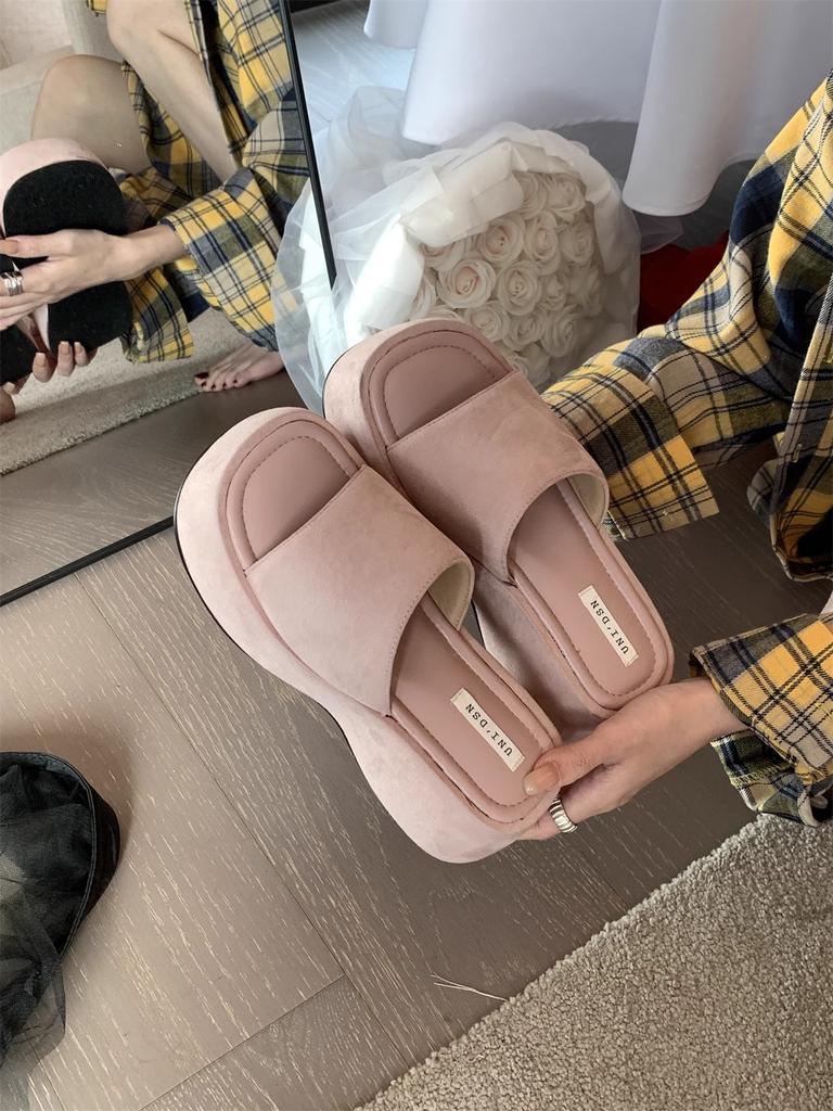 Thick-soled slippers for women's summer outer wear 2025 new high-end style with skirt height increase one-word drag muffin bottom cool slippers tide