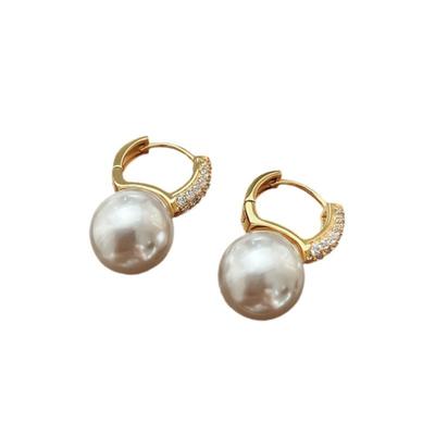 Pendientes para mujeres. Pendientes de perla de ley. Pendientes elegantes y hebillas para las orejas