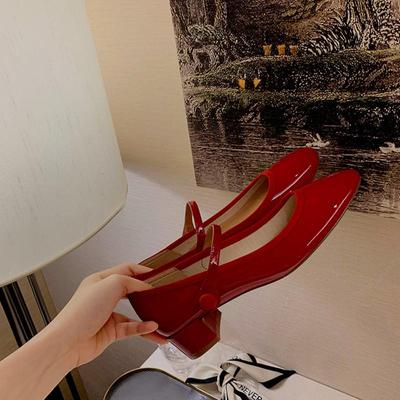 Rote Mary-Jane-Schuhe aus Lackleder – französischer Retro-Stil mit runder Spitze und mittelhohem Absatz.